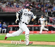 [MD포토] 홍현빈 '끝내기 안타치고 전력 질주'