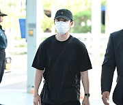 도경수, 훈훈한 공항 런웨이 [포토엔HD]