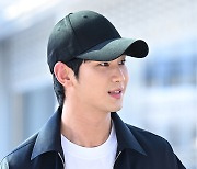 김수현, 햇살 받으며 잘생김 가득 [포토엔HD]