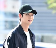 김수현, 팬들 바라보며 미소 [포토엔HD]