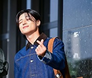 에이티즈 우영, '햇살 맞으며' [사진]