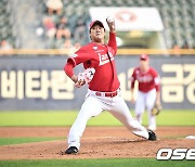 역투하는 SSG 선발 김광현 [사진]