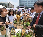 [포토] 산재보험 60주년 꽃 나눔!