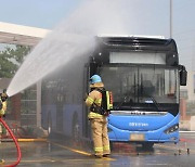 “전기버스 화재 대응 이렇게”…서울소방 훈련 나서