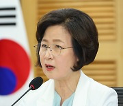 홍준표 저격 나선 추미애 “어린애 한동훈 말고 ‘오야붕’에 따져라”