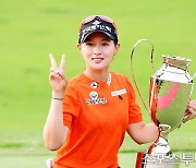 'KLPGA 통산 6승' 박현경, 씨지에스와 후원 재계약 체결