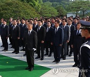 분향하는 우원식 국회의장