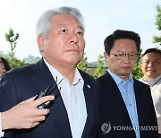 출근하는 김홍일 방통위원장