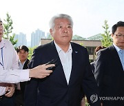 출근하는 김홍일 방통위원장