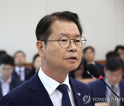 현안 보고하는 고용노동부 장관