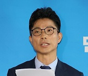 새 지도부 선출방식 설명하는 정을호 의원