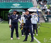 축구장에서 훈련하는 양궁 대표팀