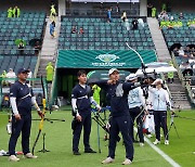 축구장에서 훈련하는 양궁 대표팀