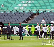 축구장 피치 위에서 소음 적응 훈련 갖는 양궁 대표팀