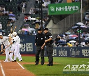 [포토] 잠실 그라운드 상태 살피는 주심