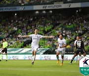 [GOAL 현장] 7년 만에 이겼다! FC서울, '김진수 퇴장' 전북 5-1 대파, 3연승 행진