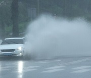 제주 전역에 폭우…한라산 등산로 전면 통제, 올레길도 탐방 자제