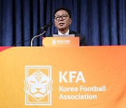 월드컵 이끌 새 감독, '국적'보다 중요한 것 [서재원의 축구펍]