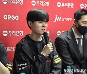 ‘데프트’ 김혁규의 웃음 “6분까지 젠지처럼 하고 싶었다” [LCK]