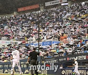 [MD포토] 장마 시작 '우산 쓰고 야구 보는 관중들'