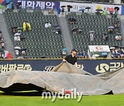 [MD포토] 장마 시작, 방수포 깔리는 잠실야구장