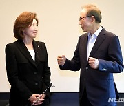 이명박, 나경원 만나 "당정 힘 모아야"…나 "당 뿌리 흔들려"(종합)