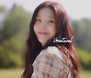 권은비, 여름 햇살 청량 비주얼..신곡 'Unnatural' 라이브 클립 공개