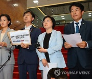 與 "野김현, 방통위 직원에 고성·압박…국민 앞에 사죄해야"