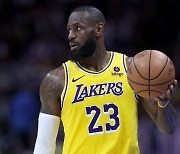 NBA '슈퍼스타' 제임스, 레이커스와 재계약…아들과 한 팀서 생활