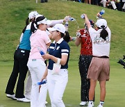 [STN포토]축하 물세례 받는 박현경