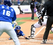 [포토] 선취 득점 노리는 김지찬의 슬라이딩