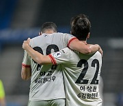 [포토] '마지막 어깨동무' 야고와 이상헌