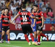 ‘180번째 동해안 더비서 웃었다’ 태하드라마 포항, 울산 선두탈환 저지…2-1 승 [MK포항]