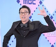 이윤석 “박명수 MBC 동기 중 독보적, 아이유 듀엣→박보검 방송 대단” (라디오쇼)[종합]