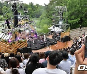 원위, '호수수변무대에서 페스티벌 공연' [사진]