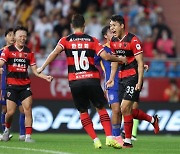 '잘 가세요~' 빗속의 180번째 동해안더비, 승자는 포항...울산 2-1 꺾고 1점 차 맹추격[오!쎈 현장]