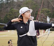 프로축구장 찾은 태극궁사들…비·관중 소음 뚫는 '집중력 훈련'