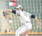 '4이닝 퍼펙트에서 끝났다' 곽빈, 김광현과 에이스 맞대결 압도... 두산 10-0 완승 [잠실 현장리뷰]