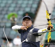 관중 및 소음 적응 훈련하는 김우진