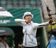 프로축구장 찾은 태극궁사들…비·관중 소음 뚫는 '집중력 훈련'