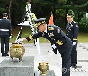 소방충혼탑 참배하는 허석곤 신임 소방청장