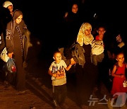 [포토] 이스라엘군 소개령에 대피하는 가자 주민들