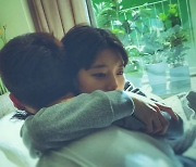 [SC이슈]수지♥박보검, 서로 눈 맞추고 포옹까지?…팬들 마음만 애태우네