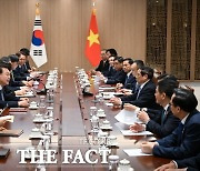 尹 대통령, 베트남 총리 만나 "우리 기업 적극 지원" 요청 