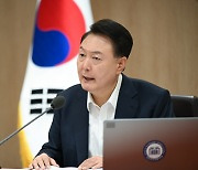 [속보] 尹 "대정부질문서 총리 등 자유시장경제와 사회적 약자복지 소상히 설명하라"