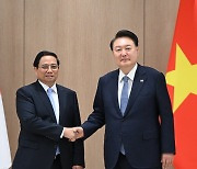 尹 “베트남서 韓기업 LNG·핵심광물 사업 참여 바라”