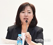 [포토]집중토론 진행하는 안수현 한국외국어대학교 법학전문대학원장