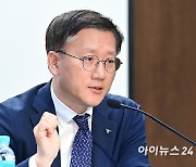 [포토]금융소비자 보호 관련 토론하는 정희수 하나금융경영연구소장