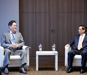 Samsung, Hyundai, Hyosung chiefs talk future investment with Vietnamese prime minister