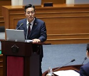 국방장관 “채상병사건 외압, 박정훈 대령 일방적 주장”